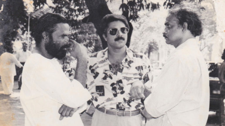 ടി വി ചന്ദ്രൻ,മമ്മൂട്ടി, രവീന്ദ്രനാഥ് എന്നിവർ പൊന്തൻമാടയുടെ സെറ്റിൽ